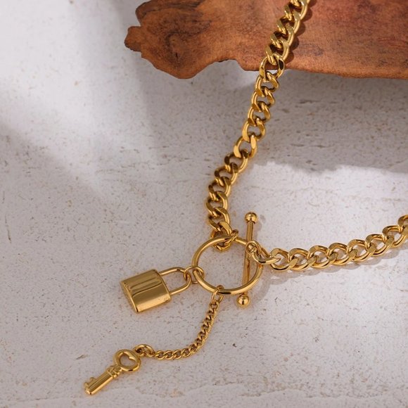 Jewelry - NEW 18K Gold Plated Lock Key Toggle Circle Bar Chunky Link Chain Necklace